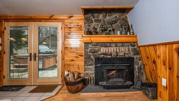 House, 2 Queen Beds, Fireplace | Living room | 42-inch TV with cable channels, fireplace