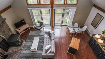 House, 2 Queen Beds, Hot Tub | Living room | 42-inch TV with cable channels, fireplace