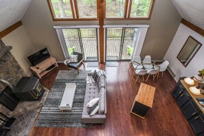 独立别墅, 2 张大床, 热水浴缸 | 客厅 | 42-英寸电视 (配备有线频道)、壁炉