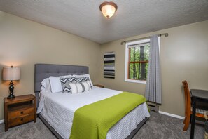 House, 2 Queen Beds, Hot Tub | 3 bedrooms - The Happy Cabin (Swanton)