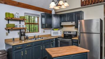 House, 2 Queen Beds, Hot Tub | Private kitchen | Fridge, microwave, stovetop, dishwasher