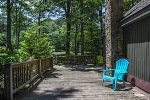 House, 2 Queen Beds, Hot Tub | Balcony - The Happy Cabin (Swanton)
