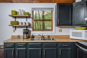 House, 2 Queen Beds, Hot Tub | Private kitchen