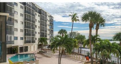 Fort Myers Beach front Condo with amazing view of Gulf