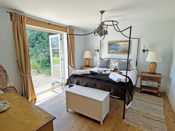 2 bedrooms, WiFi (free), bed sheets