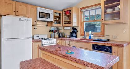 Cute & Colourful Oceanside Cottage w Garden