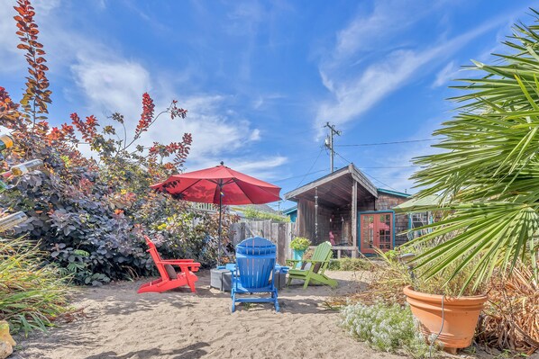 Property grounds - Cute & Colourful Oceanside Cottage w Garden (Stinson Beach)