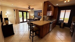 Fridge, microwave, oven, stovetop - Tropical Oasis home w Community Pool great area (Miami)