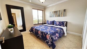 3 chambres, bureau, fer et planche à repasser, lit de bébé portatif