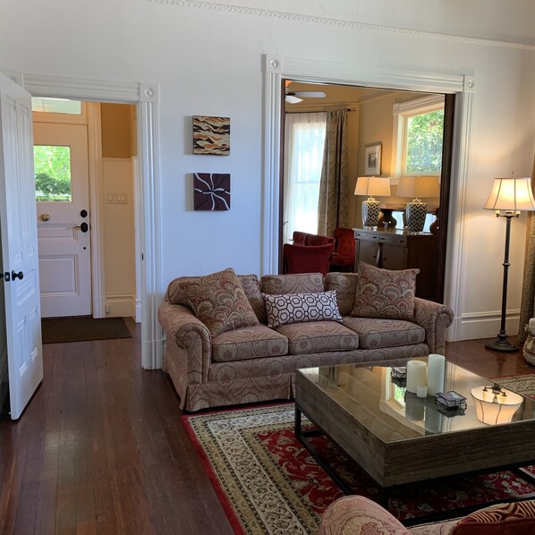 Smart TV, DVD player, books, stereo