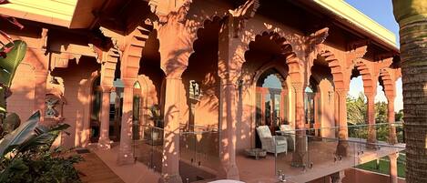 Bungalow de lujo, vista al océano | Cocina privada | Cafetera y tetera, tetera eléctrica y comedor