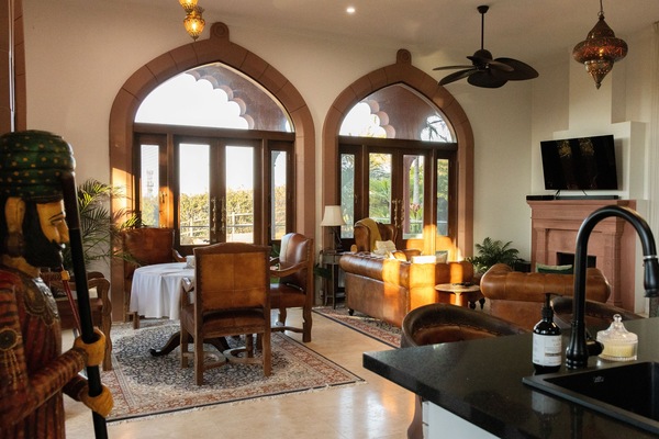 Smart TV, fireplace, Netflix, streaming services