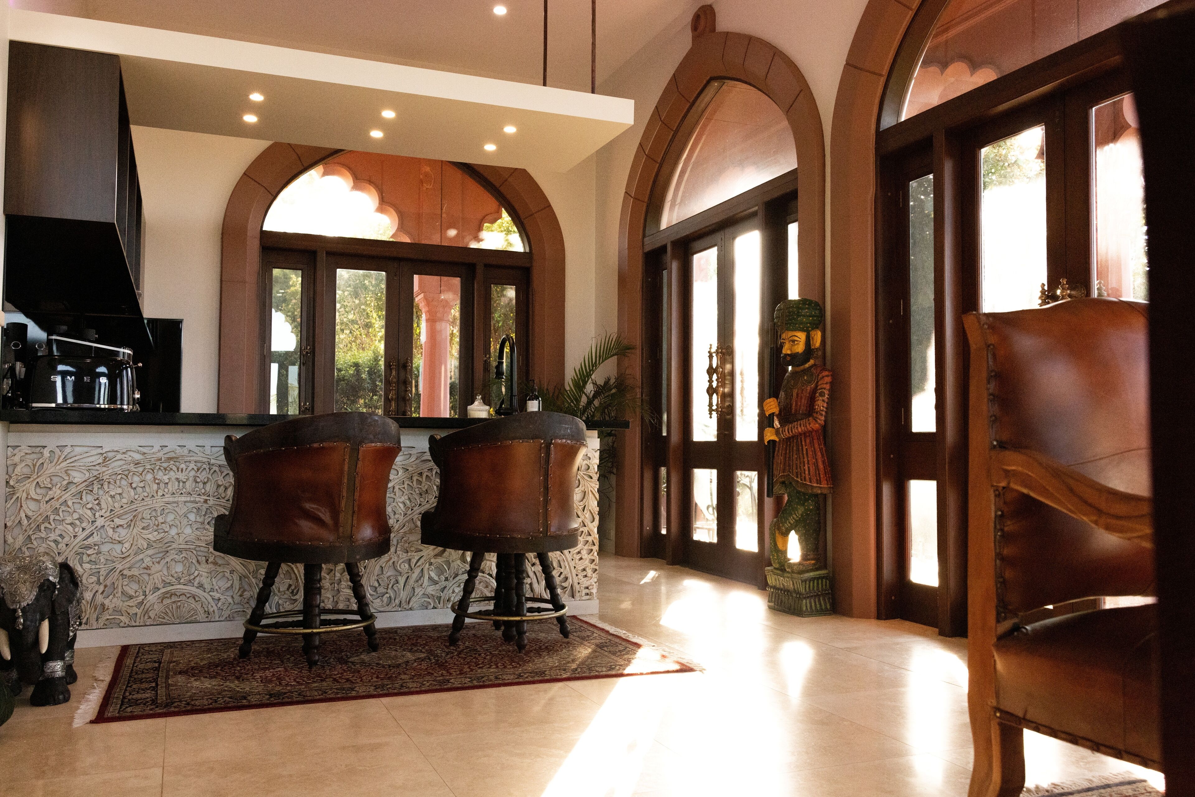 Coffee/tea maker, electric kettle, dining tables