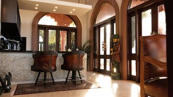 Een koffiezetapparaat/waterkoker, een waterkoker, een eettafel