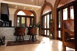 Cafetera/tetera, tetera/pava eléctrica, mesa de comedor