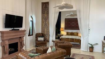 Deluxe Bungalow, Ocean View | Living area