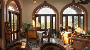 Una Smart TV, una chimenea, Netflix, servicios de streaming