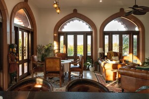 Smart TV, fireplace, Netflix, streaming services