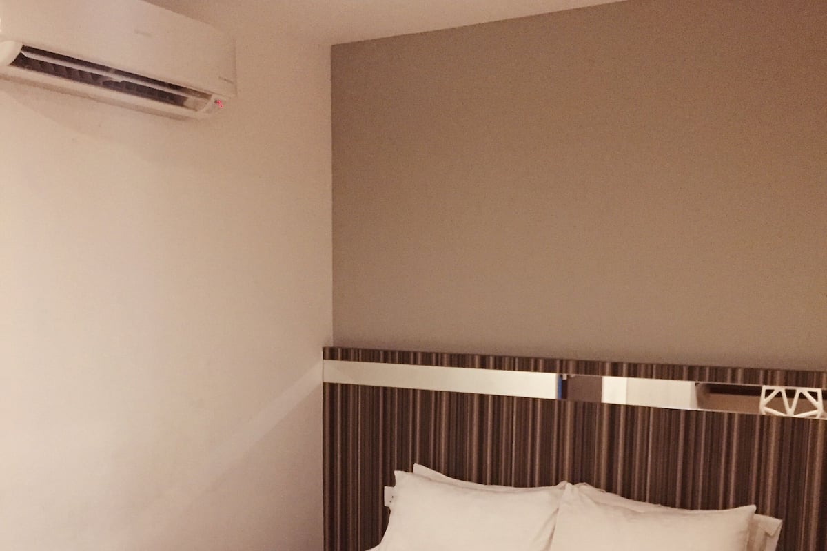 Camera Superior, 1 letto queen | Ferro/asse da stiro, Wi-Fi gratuito, lenzuola