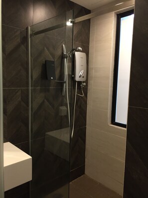 Camera Standard, 1 letto queen | Bagno | Doccia, asciugacapelli, pantofole, bidet