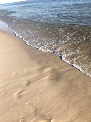 Perto da praia, espreguiçadeiras