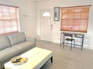 Smart TV, books - Home Sweet Home  Near Malls/Airport/Hwy (Miami)