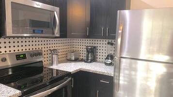 Frigorífico, microondas, horno y placa de cocina