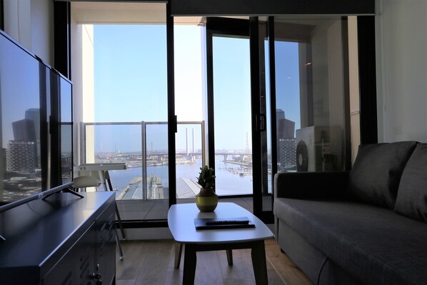 豪華公寓, 2 間臥室 | 客廳 | 32 吋平面電視連數碼電視頻道、LED 電視