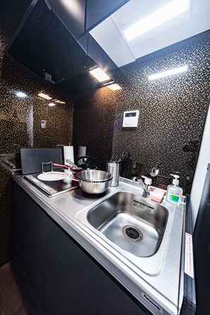 บ้านพัก (Private Vacation) | ครัวขนาดเล็กส่วนตัว | ตู้เย็น, ไมโครเวฟ, เตาประกอบอาหาร, เครื่องชงกาแฟ/ชา