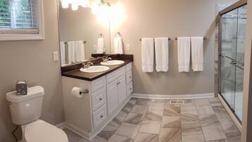 淋浴/盆浴组合、毛巾、肥皂、洗发水