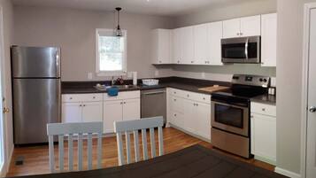 冰箱、微波炉、烤箱、炉灶