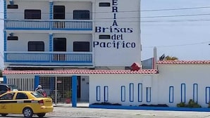 A building with a sign reading "HOSTEL A Brisas del Pacifico". - Hotel Brisas del Pacifico (Playas)