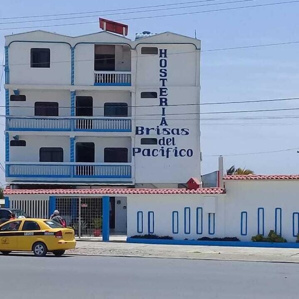 A building with a sign reading "HOSTEL A Brisas del Pacifico". - Hotel Brisas del Pacifico (Playas)