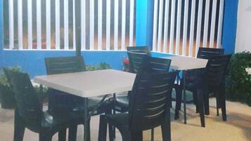 Tägliches kontinentales Frühstück (4 USD pro Person)