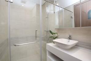Haartrockner, Handtücher, Shampoo, Toilettenpapier