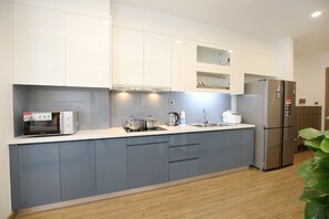 Kühlschrank, Mikrowelle, Herdplatte, Küchenrolle