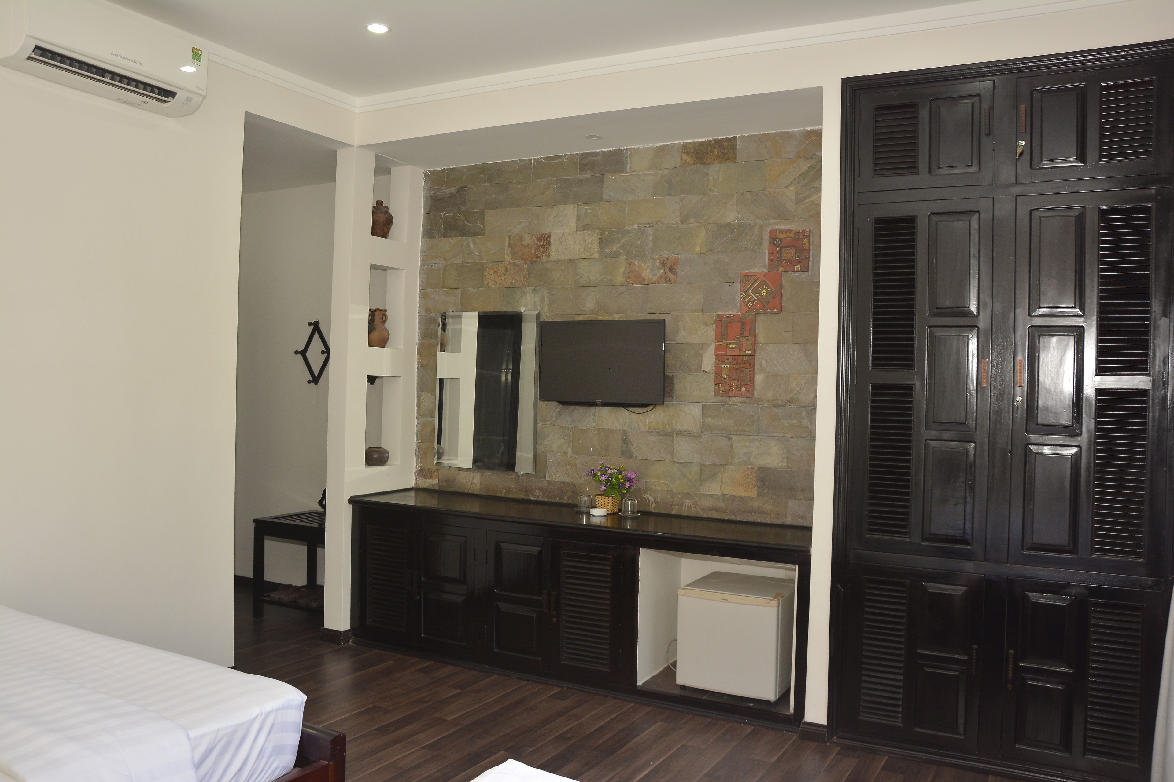 Minibar, tabla de planchar con plancha, wifi gratis y ropa de cama 