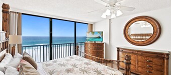 Populär fjärde våningen East Condo w / 60 'med fantastisk utsikt! Sm Dogs OK & BEACH STOLAR!