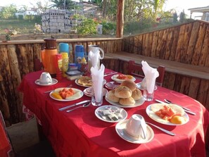 Tägliches Frühstücksbuffet (5 EUR pro Person)