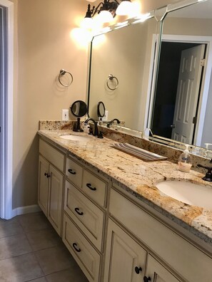 Combined shower/bathtub, hair dryer, towels