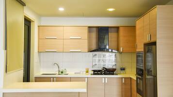 Refrigerador, horno, parrilla de estufa y tetera eléctrica