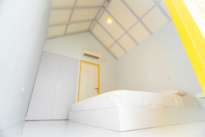 Individually decorated, individually furnished, iron/ironing board - Canggu Castle - Hostel (Canggu)