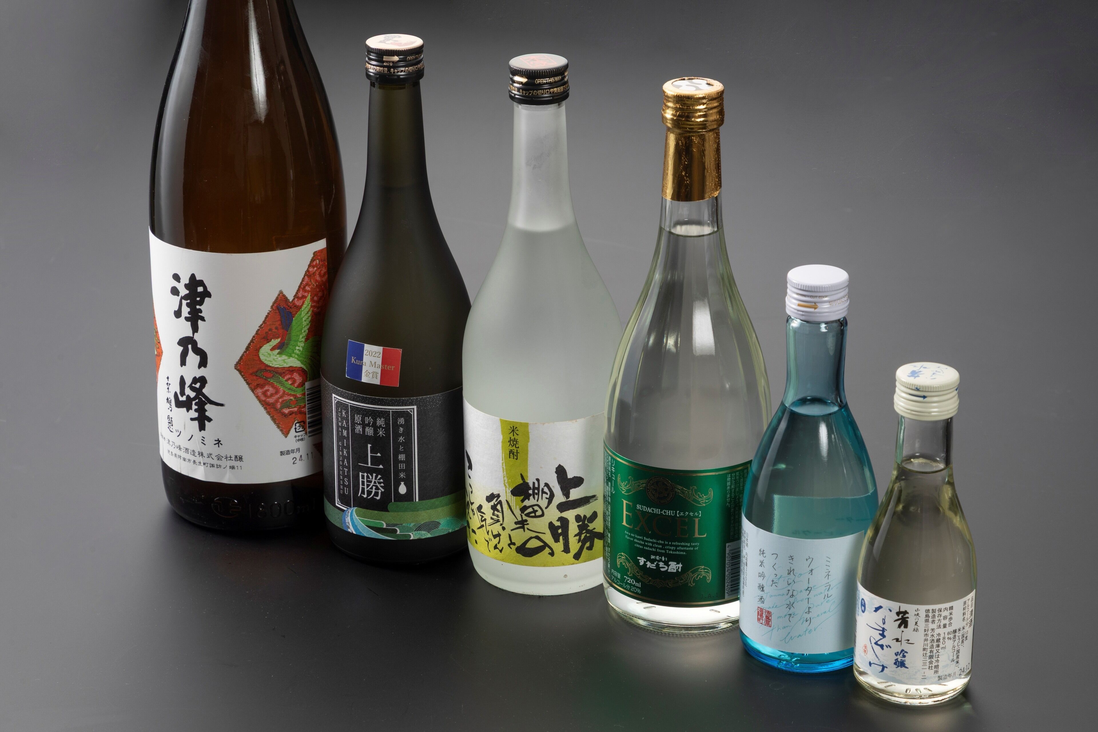 Variedad de botellas con etiquetas, algunas con texto y otras con símbolos.