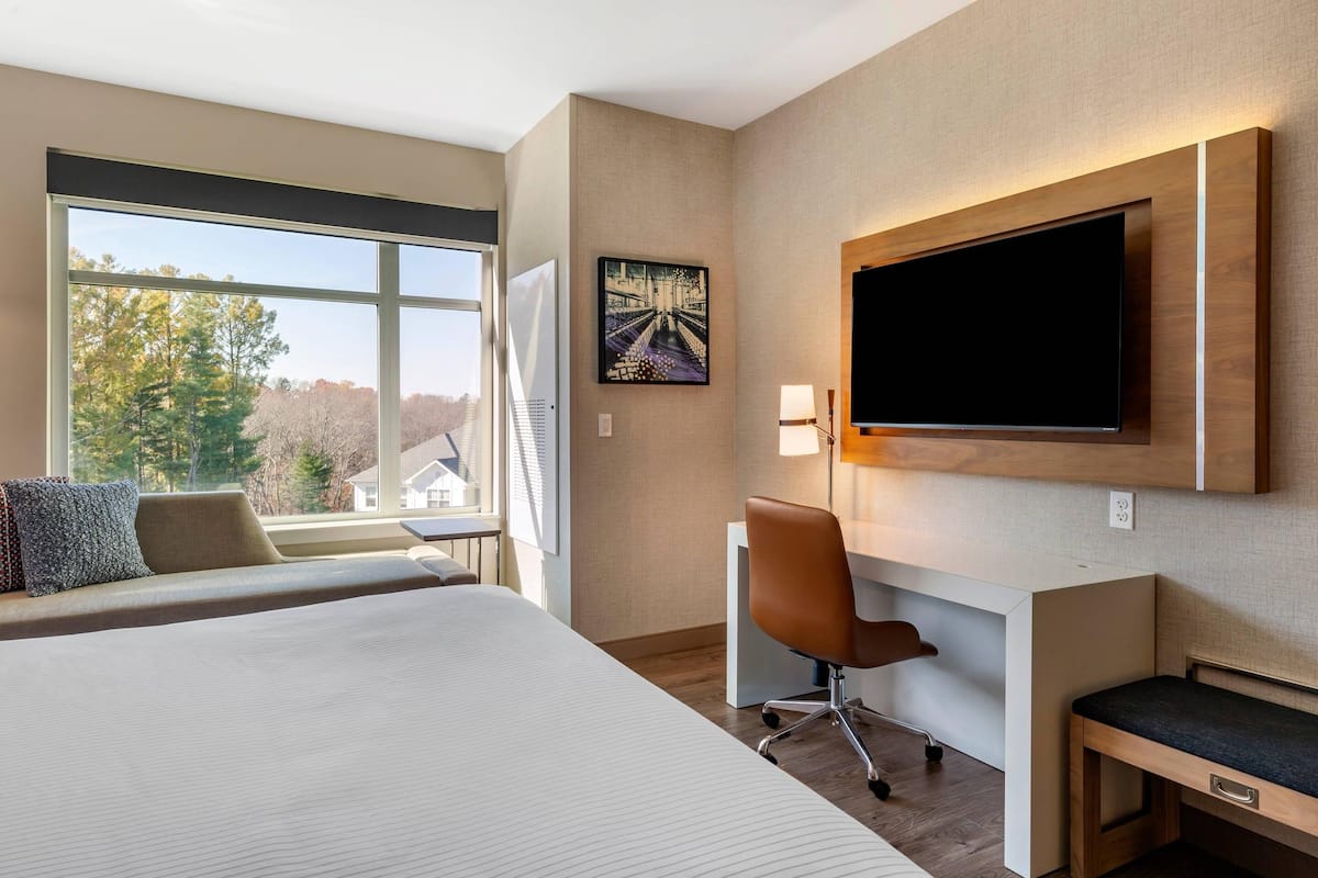 Room, 1 King Bed, Non Smoking | Desk, free WiFi, bed sheets