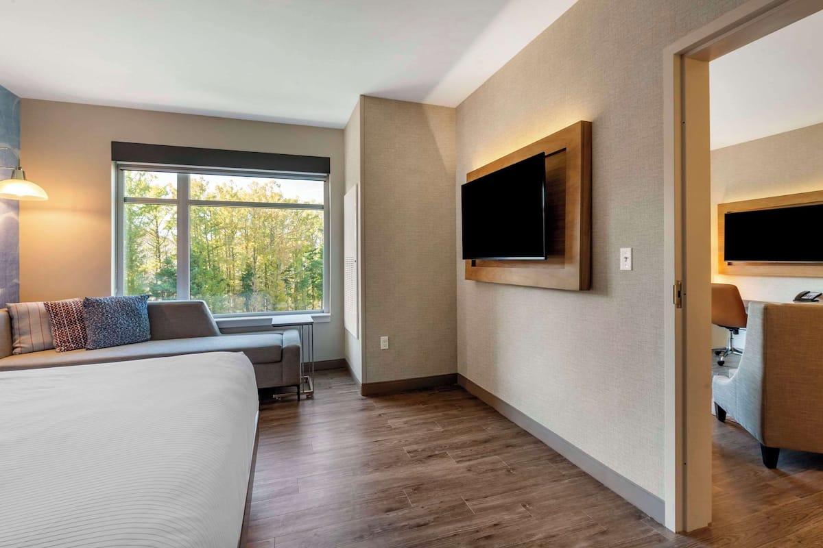 Een bureau, gratis wifi, beddengoed
