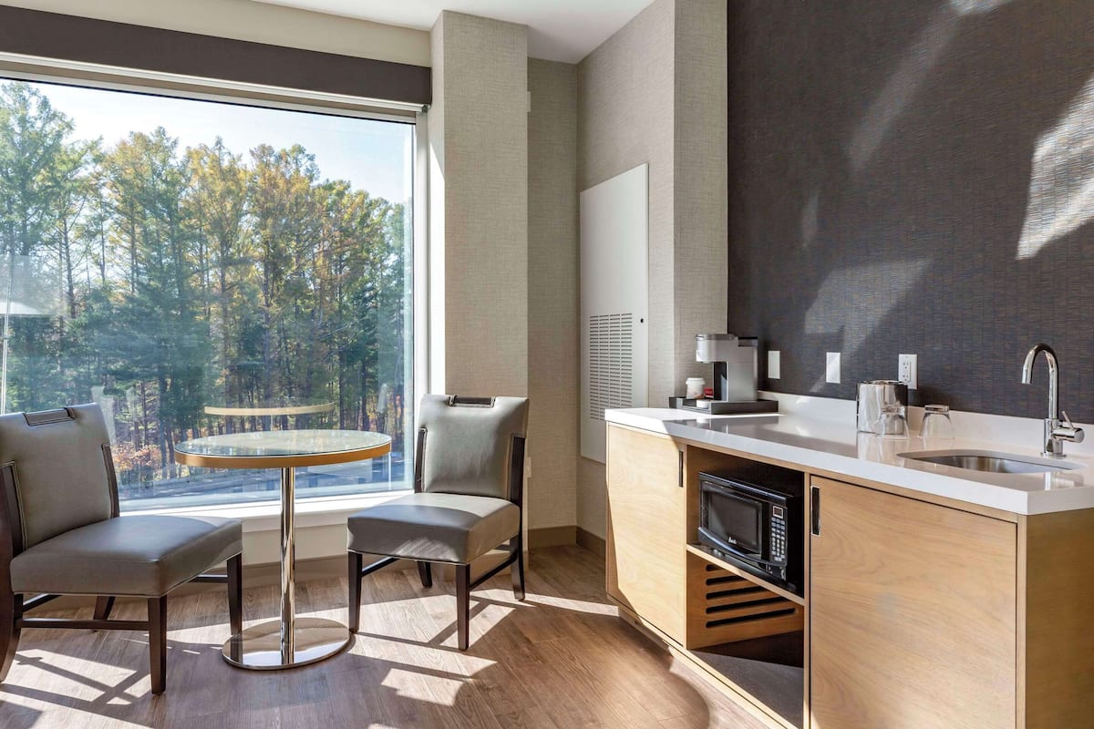 Een bureau, gratis wifi, beddengoed