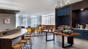 Una cocina moderna con barra, asientos y vistas al exterior.