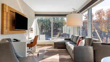 Escritorio, wifi gratis y ropa de cama