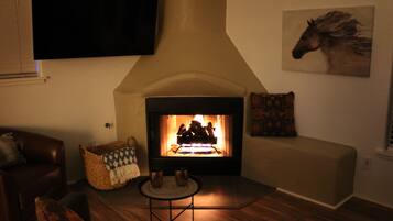 Téléviseur connecté, foyer, lecteur de DVD, livres