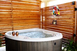 Outdoor spa tub
